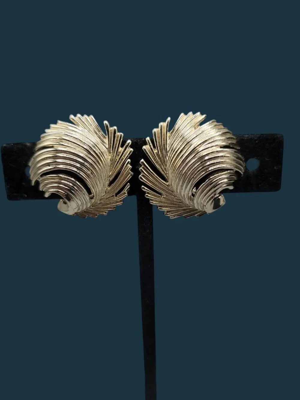 Vintage Lisner Feather Swirl Clip On Earrings Light Gold Tone Modernist Studs